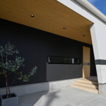 玄関／土間のデザイン｜エントランスアプローチ（玄関土間）施工事例｜年間11棟限定。岡山・倉敷で工務店が“作品”として叶えるおしゃれな注文住宅｜岡山・倉敷でおしゃれな注文住宅を手がける工務店【意匠堂】