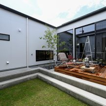 デッキ/庭のデザイン|中庭・ウッドデッキ(中庭のある家)施工事例|年間11棟限定。岡山・倉敷で工務店が“作品”として叶えるおしゃれな注文住宅|岡山・倉敷でおしゃれな注文住宅を手がける工務店【意匠堂】