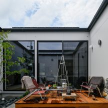 デッキ/庭のデザイン|中庭・ウッドデッキ(中庭のある家)施工事例|年間11棟限定。岡山・倉敷で工務店が“作品”として叶えるおしゃれな注文住宅|岡山・倉敷でおしゃれな注文住宅を手がける工務店【意匠堂】