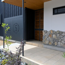 玄関／土間のデザイン｜エントランスアプローチ（玄関土間）施工事例｜年間11棟限定。岡山・倉敷で工務店が“作品”として叶えるおしゃれな注文住宅｜岡山・倉敷でおしゃれな注文住宅を手がける工務店【意匠堂】