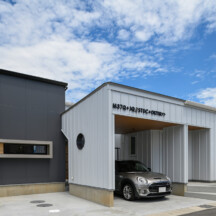 ガレージのデザイン｜外観（平屋コートハウス設計）施工事例｜岡山・倉敷のおしゃれな注文住宅を手がける工務店によるデザイナーズ住宅｜岡山・倉敷でおしゃれな注文住宅を手がける工務店【意匠堂】