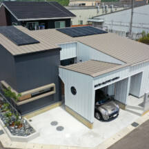 ガレージのデザイン｜外観（平屋コートハウス設計）施工事例｜岡山・倉敷のおしゃれな注文住宅を手がける工務店によるデザイナーズ住宅｜岡山・倉敷でおしゃれな注文住宅を手がける工務店【意匠堂】