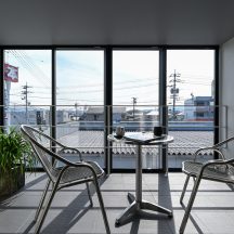 デッキ/庭のデザイン|中庭・タイルデッキ(インナーテラス)施工事例|年間11棟限定。岡山・倉敷で工務店が“作品”として叶えるおしゃれな注文住宅|岡山・倉敷でおしゃれな注文住宅を手がける工務店【意匠堂】