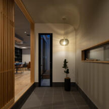 玄関／土間のデザイン｜エントランス（玄関土間）施工事例｜年間11棟限定。岡山・倉敷で工務店が“作品”として叶えるおしゃれな注文住宅｜岡山・倉敷でおしゃれな注文住宅を手がける工務店【意匠堂】