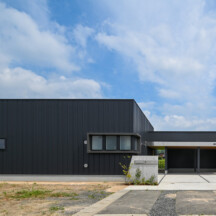ガレージのデザイン｜外観（平屋コートハウス設計）施工事例｜岡山・倉敷のおしゃれな注文住宅を手がける工務店によるデザイナーズ住宅｜岡山・倉敷でおしゃれな注文住宅を手がける工務店【意匠堂】