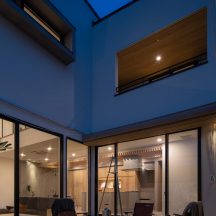デッキ/庭のデザイン|中庭・ウッドデッキ(中庭のある家)施工事例|年間11棟限定。岡山・倉敷で工務店が“作品”として叶えるおしゃれな注文住宅|岡山・倉敷でおしゃれな注文住宅を手がける工務店【意匠堂】