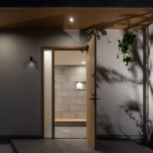 玄関／土間のデザイン｜エントランスアプローチ（玄関土間）施工事例｜年間11棟限定。岡山・倉敷で工務店が“作品”として叶えるおしゃれな注文住宅｜岡山・倉敷でおしゃれな注文住宅を手がける工務店【意匠堂】