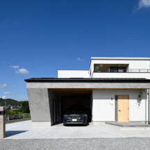 ガレージのデザイン｜外観（コートハウス設計）施工事例｜岡山・倉敷のおしゃれな注文住宅を手がける工務店によるデザイナーズ住宅｜岡山・倉敷でおしゃれな注文住宅を手がける工務店【意匠堂】