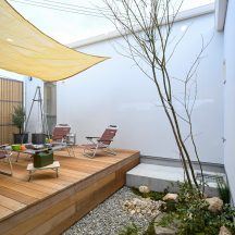 デッキ/庭のデザイン|中庭・ウッドデッキ(植栽)施工事例|年間11棟限定。岡山・倉敷で工務店が“作品”として叶えるおしゃれな注文住宅|岡山・倉敷でおしゃれな注文住宅を手がける工務店【意匠堂】