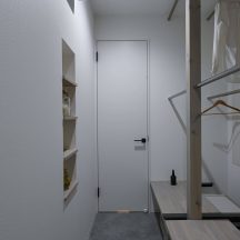 トイレ/洗面のデザイン|家族の動線を整える、スマートな収納空間|使いやすさと美しさを両立したファミリークローゼット|年間11棟限定。岡山・倉敷で工務店が“作品”として叶えるおしゃれな注文住宅|岡山・倉敷でおしゃれな注文住宅を手がける工務店【意匠堂】