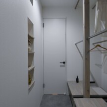 トイレ／洗面のデザイン｜家族の動線を整える、スマートな収納空間｜使いやすさと美しさを両立したファミリークローゼット｜年間11棟限定。岡山・倉敷で工務店が“作品”として叶えるおしゃれな注文住宅｜岡山・倉敷でおしゃれな注文住宅を手がける工務店【意匠堂】