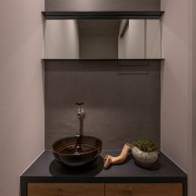 トイレ/洗面のデザイン|陶器の質感と木のぬくもりが調和する洗面|器が語る、和モダンの洗面しつらえ|年間11棟限定。岡山・倉敷で工務店が“作品”として叶えるおしゃれな注文住宅|岡山・倉敷でおしゃれな注文住宅を手がける工務店【意匠堂】