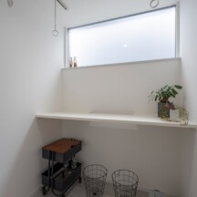 トイレ／洗面のデザイン｜蔵モダンな家の便利な造作カウンター付き洗濯室｜沢山室内干しができるランドリールーム｜年間11棟限定。岡山・倉敷で工務店が“作品”として叶えるおしゃれな注文住宅｜岡山・倉敷でおしゃれな注文住宅を手がける工務店【意匠堂】