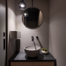 トイレ／洗面のデザイン｜シンプルかつ高級感のあるトイレ用洗面台｜年間11棟限定。岡山・倉敷で工務店が“作品”として叶えるおしゃれな注文住宅｜岡山・倉敷でおしゃれな注文住宅を手がける工務店【意匠堂】