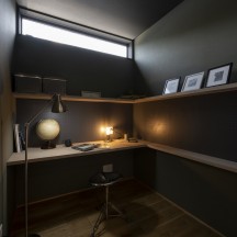 趣味を満喫できる用途自在のシックな書斎兼趣味部屋
