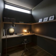 趣味部屋のデザイン|趣味を満喫できる用途自在のシックな書斎兼趣味部屋|年間11棟限定。岡山・倉敷で工務店が“作品”として叶えるおしゃれな注文住宅|岡山・倉敷でおしゃれな注文住宅を手がける工務店【意匠堂】