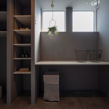 トイレ/洗面のデザイン|南面の採用を贅沢に取り入れた室内物干しのある脱衣洗濯室|年間11棟限定。岡山・倉敷で工務店が“作品”として叶えるおしゃれな注文住宅|岡山・倉敷でおしゃれな注文住宅を手がける工務店【意匠堂】