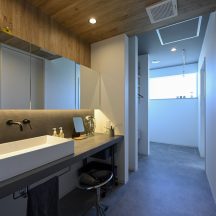 トイレ/洗面のデザイン|洗面と洗濯・物干しスペースがまとまる家事ラク水回り動線|年間11棟限定。岡山・倉敷で工務店が“作品”として叶えるおしゃれな注文住宅|岡山・倉敷でおしゃれな注文住宅を手がける工務店【意匠堂】