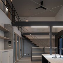 スタイリッシュのデザイン｜喧騒のオアシス社屋のワークススペース｜大容量の壁面収納と開放感の吹き抜け｜年間11棟限定。岡山・倉敷で工務店が“作品”として叶えるおしゃれな注文住宅｜岡山・倉敷でおしゃれな注文住宅を手がける工務店【意匠堂】