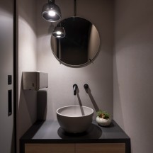 シンプルかつ高級感のあるトイレ用洗面台