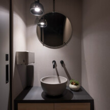 トイレ／洗面のデザイン｜シンプルかつ高級感のあるトイレ用洗面台｜年間11棟限定。岡山・倉敷で工務店が“作品”として叶えるおしゃれな注文住宅｜岡山・倉敷でおしゃれな注文住宅を手がける工務店【意匠堂】