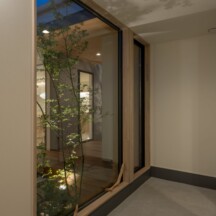 玄関／土間のデザイン｜上質と余白の平屋住まいの玄関｜坪庭を眺める大きなガラスで解放的に｜年間11棟限定。岡山・倉敷で工務店が“作品”として叶えるおしゃれな注文住宅｜岡山・倉敷でおしゃれな注文住宅を手がける工務店【意匠堂】