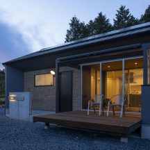 デッキ/庭のデザイン|夕暮れが美しいウッドデッキのあるスタイリッシュな平屋住宅の外観|年間11棟限定。岡山・倉敷で工務店が“作品”として叶えるおしゃれな注文住宅|岡山・倉敷でおしゃれな注文住宅を手がける工務店【意匠堂】