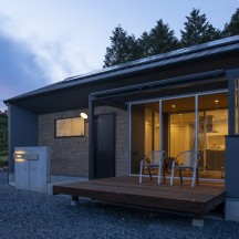 夕暮れが美しいウッドデッキのあるスタイリッシュな平屋住宅の外観