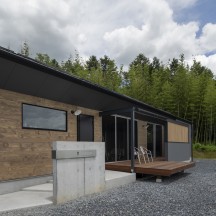 ブラックと木のスタイリッシュでおしゃれな玄関アプローチ