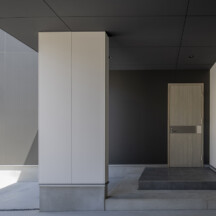 玄関／土間のデザイン｜岡山の工務店株式会社意匠堂のおしゃれ新築注文住宅竣工写真｜年間11棟限定。岡山・倉敷で工務店が“作品”として叶えるおしゃれな注文住宅｜岡山・倉敷でおしゃれな注文住宅を手がける工務店【意匠堂】