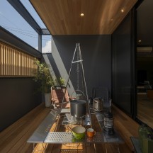 お家アウトドアができる木格子目隠しのあるおしゃれなテラスウッドデッキ