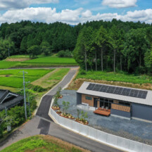 和のデザイン｜森に囲まれたスタイリッシュな平屋住宅の外観航空写真｜年間11棟限定。岡山・倉敷で工務店が“作品”として叶えるおしゃれな注文住宅｜岡山・倉敷でおしゃれな注文住宅を手がける工務店【意匠堂】