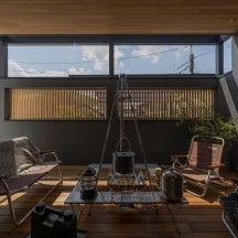 お家アウトドアができる木格子目隠しのあるおしゃれなテラスウッドデッキ