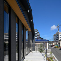 玄関／土間のデザイン｜ネイルサロン併用住宅のアプローチ計画｜街に馴染む植栽と開かれた外構設計｜年間11棟限定。岡山・倉敷で工務店が“作品”として叶えるおしゃれな注文住宅｜岡山・倉敷でおしゃれな注文住宅を手がける工務店【意匠堂】