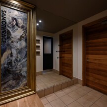 玄関／土間のデザイン｜S_S FUSIONの家の造作した絵画を隠し扉にした趣味部屋｜家族全員で脱ぎ履きのできる広々した玄関土間｜年間11棟限定。岡山・倉敷で工務店が“作品”として叶えるおしゃれな注文住宅｜岡山・倉敷でおしゃれな注文住宅を手がける工務店【意匠堂】
