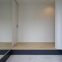 玄関／土間のデザイン｜上質グレージュとサロンの家の玄関｜大きいな鏡とタイルが特徴の玄関｜年間11棟限定。岡山・倉敷で工務店が“作品”として叶えるおしゃれな注文住宅｜岡山・倉敷でおしゃれな注文住宅を手がける工務店【意匠堂】