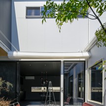 アウトリビングとしてBBQなどが気軽に楽しめる中庭タイルデッキ