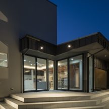 工務店,注文住宅,家づくり,建築家,新築,住宅展示場,設計事務所,岡山,倉敷,総社,中庭のある家,ウッドデッキ,デザイナーズ住宅,インナーガレージ,コートハウス,高気密,高断熱,高性能住宅,耐震住宅,おしゃれ住宅,店舗併用住宅,店舗デザイン デッキ/庭のデザイン|年間11棟限定。岡山・倉敷で工務店が“作品”として叶えるおしゃれな注文住宅|岡山・倉敷でおしゃれな注文住宅を手がける工務店【意匠堂】