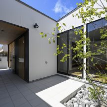 デッキ/庭のデザイン|玄関/土間のデザイン|岡山の工務店株式会社意匠堂のおしゃれ新築注文住宅竣工写真|年間11棟限定。岡山・倉敷で工務店が“作品”として叶えるおしゃれな注文住宅|岡山・倉敷でおしゃれな注文住宅を手がける工務店【意匠堂】