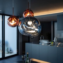 トム・ディクソンのデザイナーズ照明が映えるスタイリッシュでおしゃれなダイニングキッチン