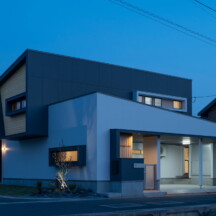 ガレージのデザイン｜立体の重なりがコントラストを生むモダニズムな家のインナーガレージ｜岡山・倉敷のおしゃれな注文住宅を手がける工務店によるデザイナーズ住宅｜岡山・倉敷でおしゃれな注文住宅を手がける工務店【意匠堂】