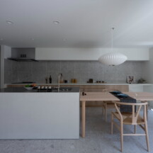 ナチュラルのデザイン｜上質と余白の平屋住まいのキッチン｜おしゃれなナチュラルダイニングキッチン｜年間11棟限定。岡山・倉敷で工務店が“作品”として叶えるおしゃれな注文住宅｜岡山・倉敷でおしゃれな注文住宅を手がける工務店【意匠堂】
