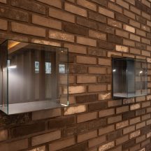 趣味部屋のデザイン|喧騒のオアシス社屋の壁面に埋め込んだショーケース|年間11棟限定。岡山・倉敷で工務店が“作品”として叶えるおしゃれな注文住宅|岡山・倉敷でおしゃれな注文住宅を手がける工務店【意匠堂】