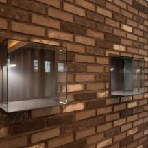 喧騒のオアシス社屋の壁面に埋め込んだショーケース