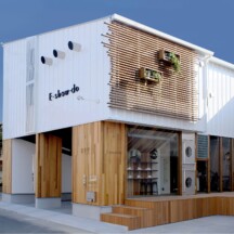 ガレージのデザイン｜白と木目のおしゃれなガレージ｜岡山・倉敷のおしゃれな注文住宅を手がける工務店によるデザイナーズ住宅｜岡山・倉敷でおしゃれな注文住宅を手がける工務店【意匠堂】
