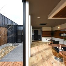 デッキ/庭のデザイン|中庭・ウッドデッキ(中庭のある家)施工事例|年間11棟限定。岡山・倉敷で工務店が“作品”として叶えるおしゃれな注文住宅|岡山・倉敷でおしゃれな注文住宅を手がける工務店【意匠堂】