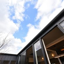 デッキ/庭のデザイン|中庭・ウッドデッキ(中庭のある家)施工事例|年間11棟限定。岡山・倉敷で工務店が“作品”として叶えるおしゃれな注文住宅|岡山・倉敷でおしゃれな注文住宅を手がける工務店【意匠堂】