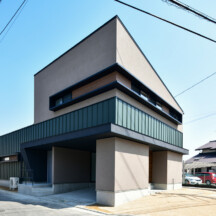 ガレージのデザイン｜四角を基調としたガレージ｜岡山・倉敷のおしゃれな注文住宅を手がける工務店によるデザイナーズ住宅｜岡山・倉敷でおしゃれな注文住宅を手がける工務店【意匠堂】