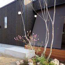 工務店,注文住宅,家づくり,建築家,新築,住宅展示場,設計事務所,岡山,倉敷,総社,中庭のある家,ウッドデッキ,デザイナーズ住宅,インナーガレージ,コートハウス,高気密,高断熱,高性能住宅,耐震住宅,おしゃれ住宅 デッキ/庭のデザイン|年間11棟限定。岡山・倉敷で工務店が“作品”として叶えるおしゃれな注文住宅|岡山・倉敷でおしゃれな注文住宅を手がける工務店【意匠堂】