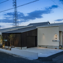ガレージのデザイン｜夜にたたずむモノクロのガレージ｜岡山・倉敷のおしゃれな注文住宅を手がける工務店によるデザイナーズ住宅｜岡山・倉敷でおしゃれな注文住宅を手がける工務店【意匠堂】